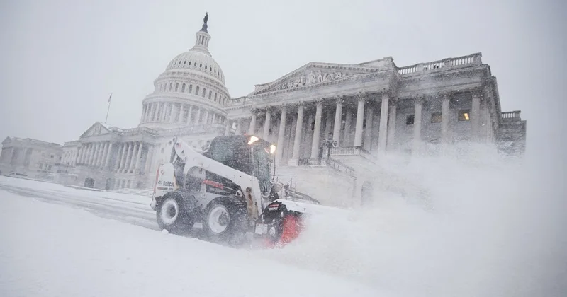 20 погибших, тонны снега и дистанционка: что происходит в США на фоне снежного шторма