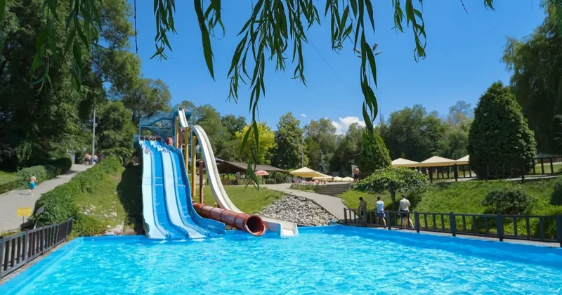 Заторы, нет воды и туалетов: какие проблемы на курортах Казахстана до сих пор не решили