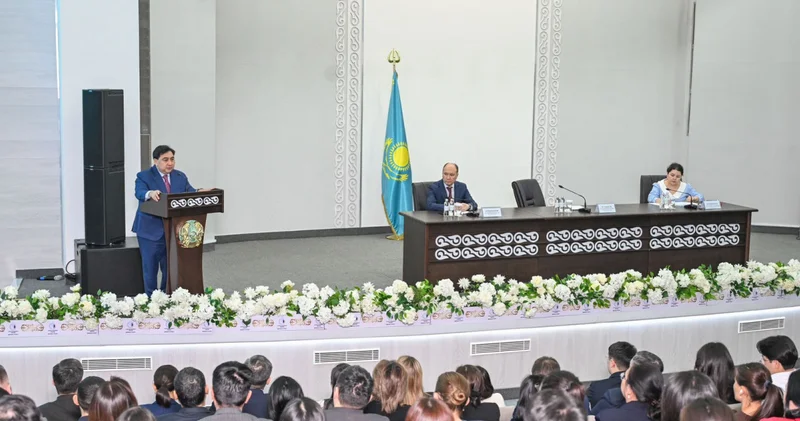 Дархан Жазықбай министрлік өкілдерімен мемлекеттік қызметті дамыту мәселесін талқылады