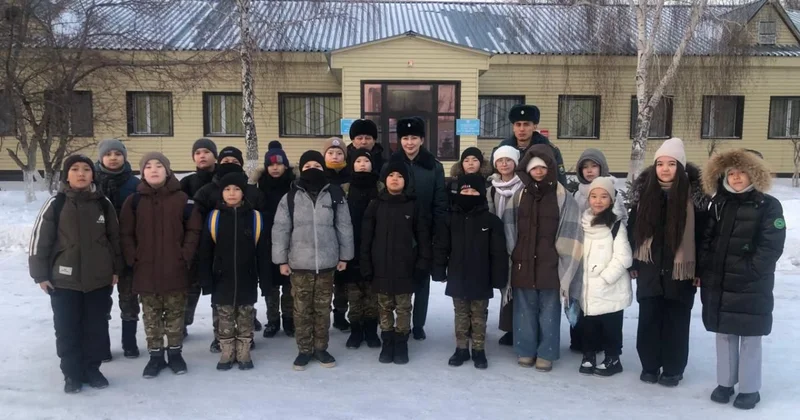 Гвардейцы показали школьникам военную технику в День открытых дверей