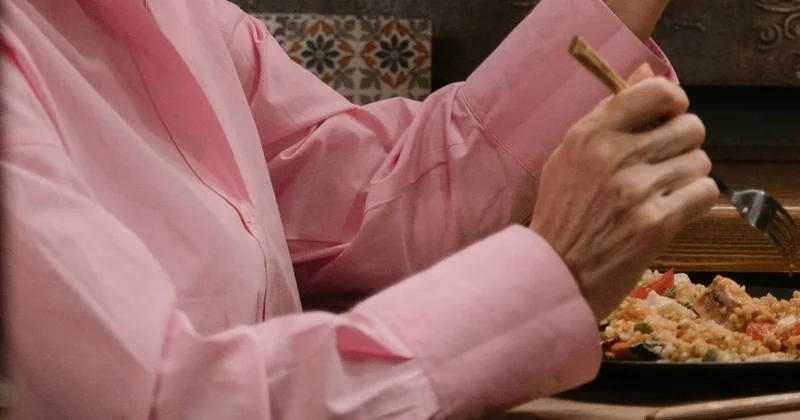 Павлодарка подавилась обедом и пережила клиническую смерть