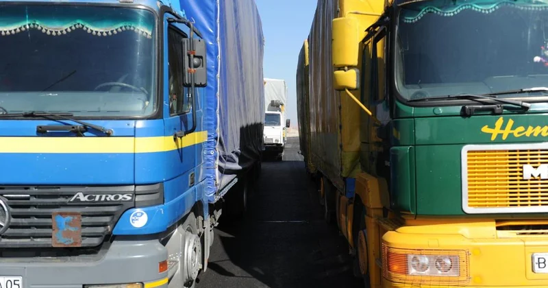 Мучают народ : водители пожаловались на огромную пробку на границе России и Казахстана