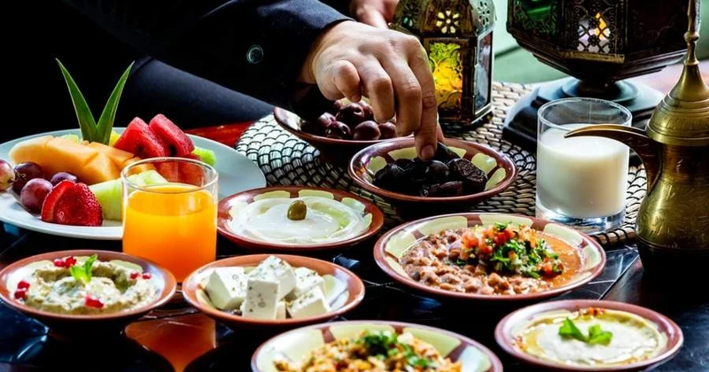 Рамазан айында жылдам әрі көп тамақтану асқазанға ауыр түседі