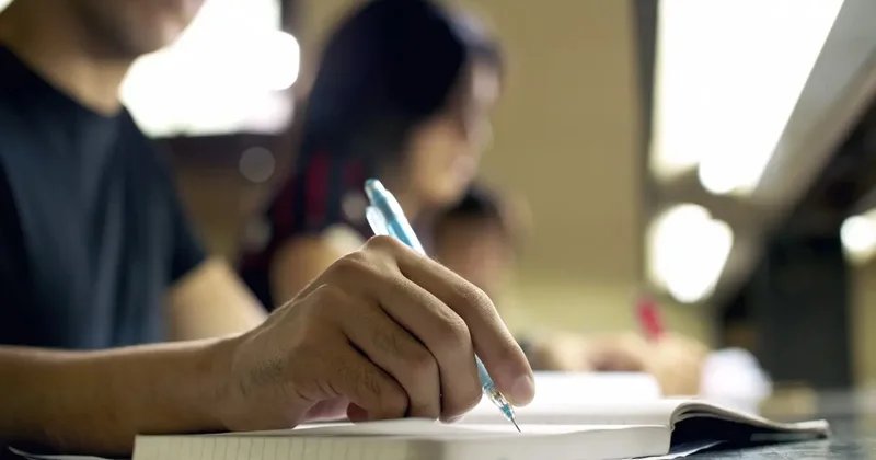 Мошенники продавали недостающие баллы студентам с долгами по зачётам в Шымкенте