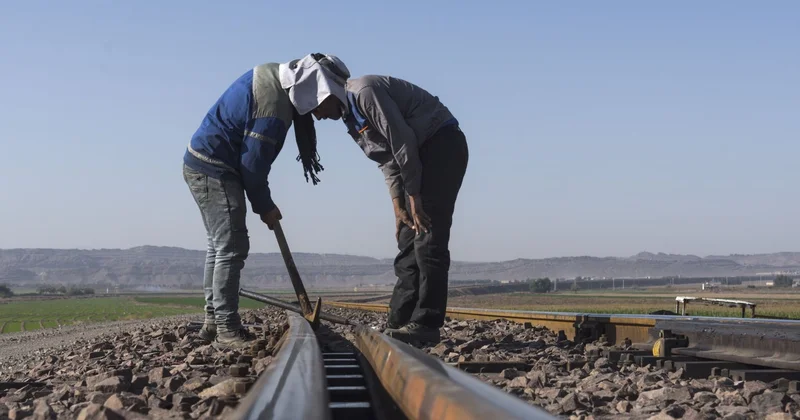 Запах фекалий и затопленные кабинеты: в каких условия работают сотрудники КТЖ