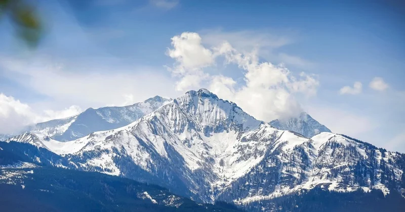 Автомобиль застрял в реке в горах близ Алматы (ВИДЕО)
