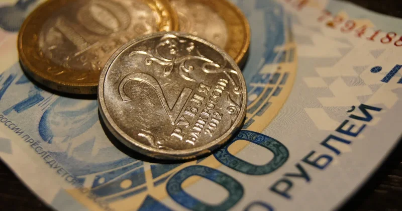 Казахстанцы начали массово скупать наличные рубли впервые за долгое время