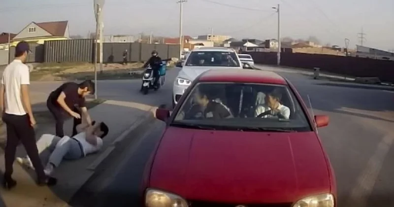 Избили просто так : мужчины устроили драку на дороге в Алматы