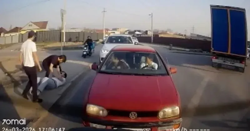 Алматыда жүк көлігінің жүргізушісіне көмектескен жігітті соққыға жықты видео