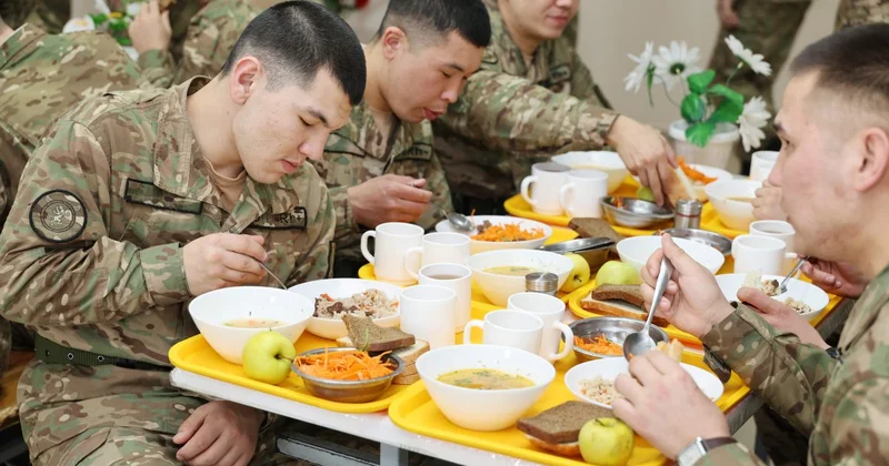 Гвардейцы начнут оценивать еду в столовых через цифровую систему