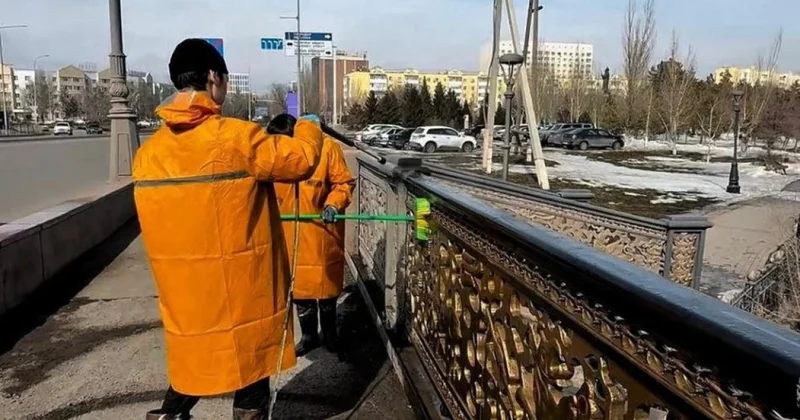 Коммунальщики проводят генеральную уборку в Астане