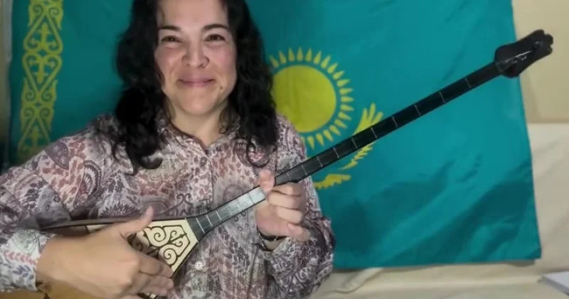 Димаш Құдайбергеннің әсері. Чилилік қыз домбыраға ғашық болып, қазақтың ондаған әнін үйреніп алған