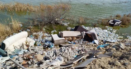 Жители пожаловались на свалки у озера Оймаша в Актау