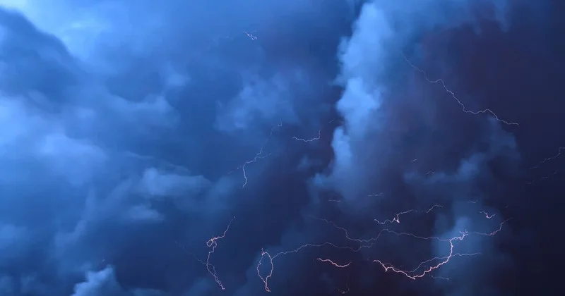 Пыльную бурю, гололед и грозу прогнозируют синоптики в Казахстане 27 марта