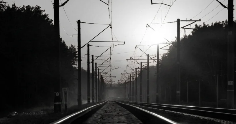 Бағаннан құлап қайтыс болды: “ҚТЖ“ қызметкерінің қызы тергеу қорытындысына келіспейтінін мәлімдеді