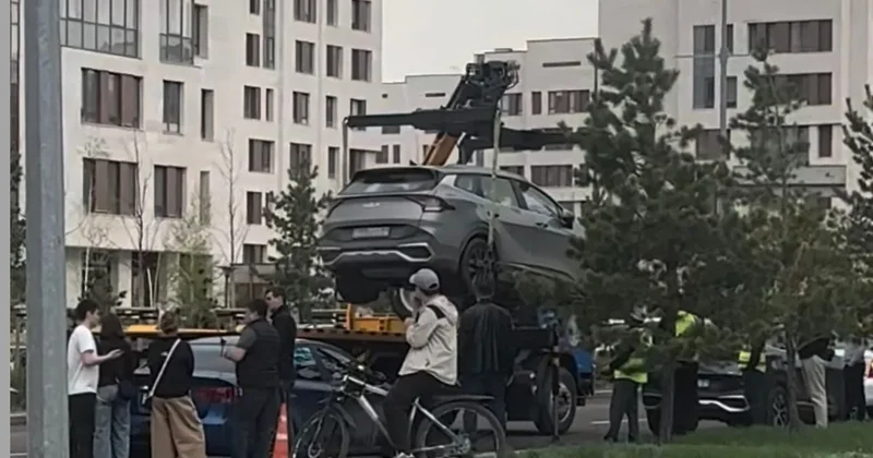 В районе Меги в Астане начали массово эвакуировать неправильно припаркованные авто