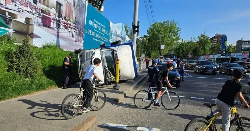 Врезался в деревья и столб: грузовик опрокинулся на бок в центре Алматы (фото)
