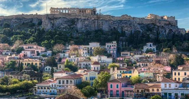 Места больше нет: в Афинах начнут бороться с наплывом туристов