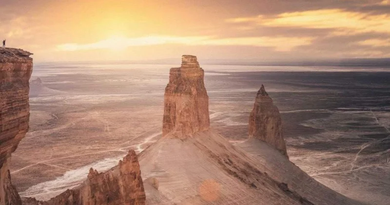 Құтқарушылар Бозжыра маңында балшыққа батқан екі туристік автобусты шығарды