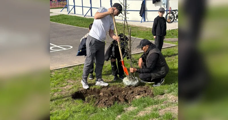 Таза Қазақстан : Астанада мектеп оқушылары сенбілікке қатысты