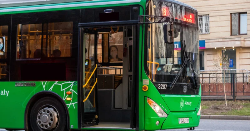 Алматы автобусында ер адам әдепсіз әрекеттерімен қыз баланы қорқытты