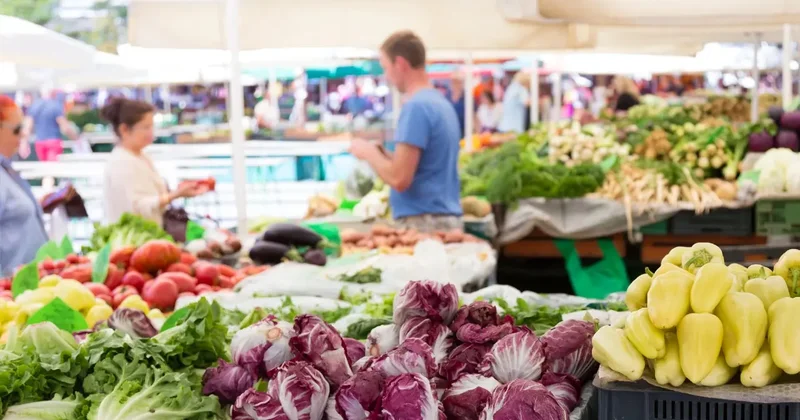 На крупном оптовом рынке в Алматы выявили девять посредников, которые накручивали цены