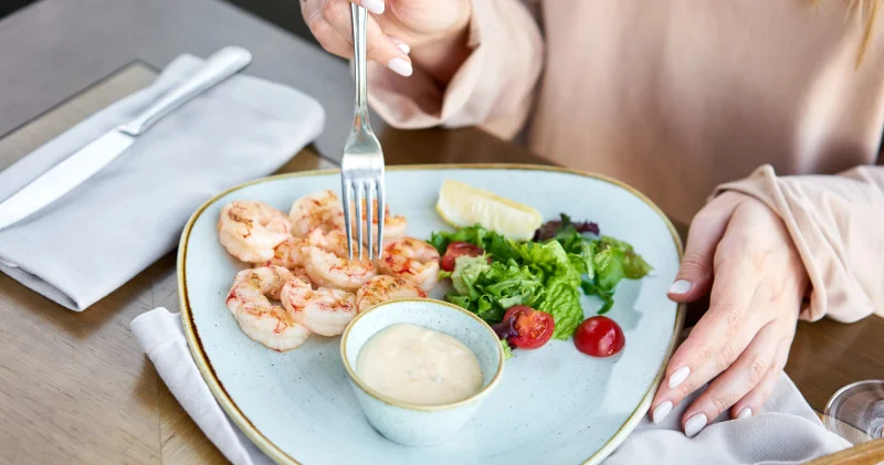 Өз тамағыңмен кіруге болмай ма? Заңгер қазақстандықтардың дәмханалар мен мейрамханалардағы құқықтарын түсіндірді