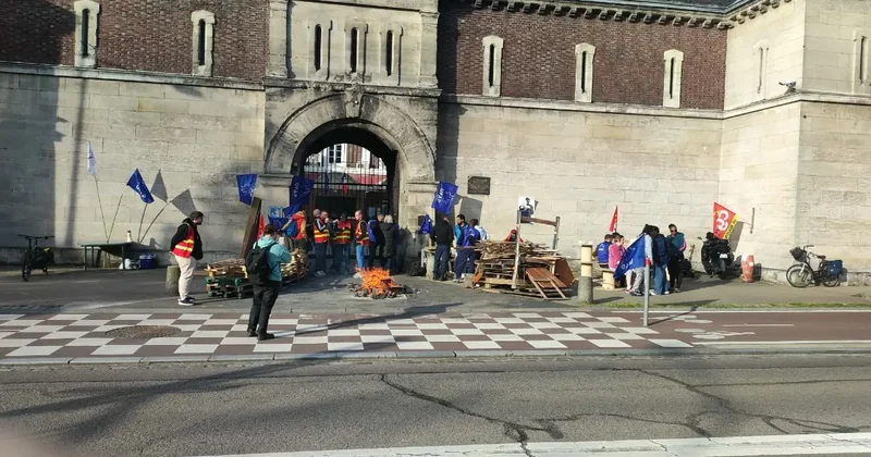 Латентная форма насилия: сотрудники тюрем во Франции начали акции протеста в интересах заключённых