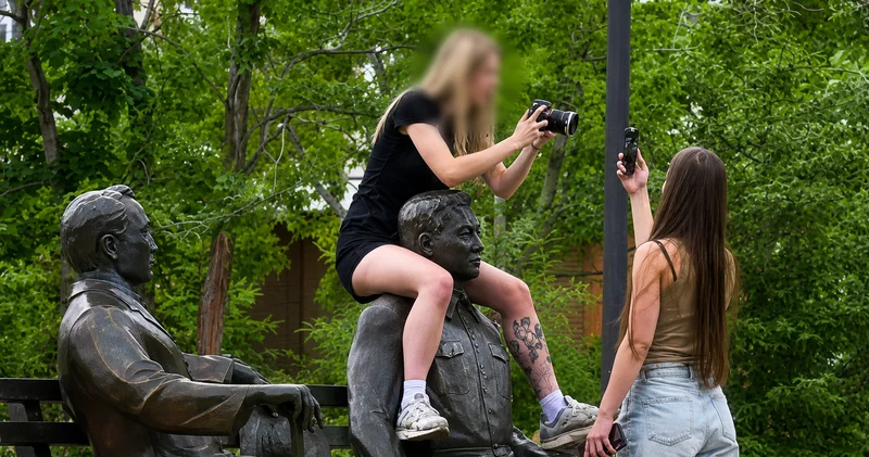 Бейімбет Майлиннің ескерткішіне мініп фотосессия жасаған қыз жауапқа тартылды