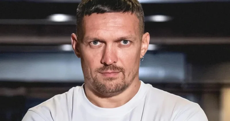 Украинский боксёр Александр Усик отказался от всех чемпионских поясов