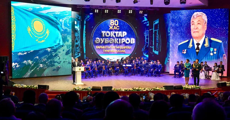 Премьер поздравил Токтара Аубакирова от имени Президента с 80 летием