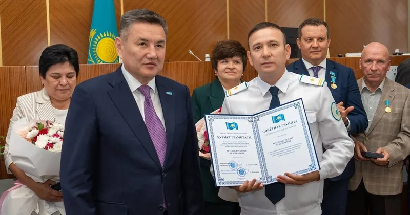 Кәріз құдығында есінен танып жатқан екі жұмысшыны құтқарған полицейлер марапатталды
