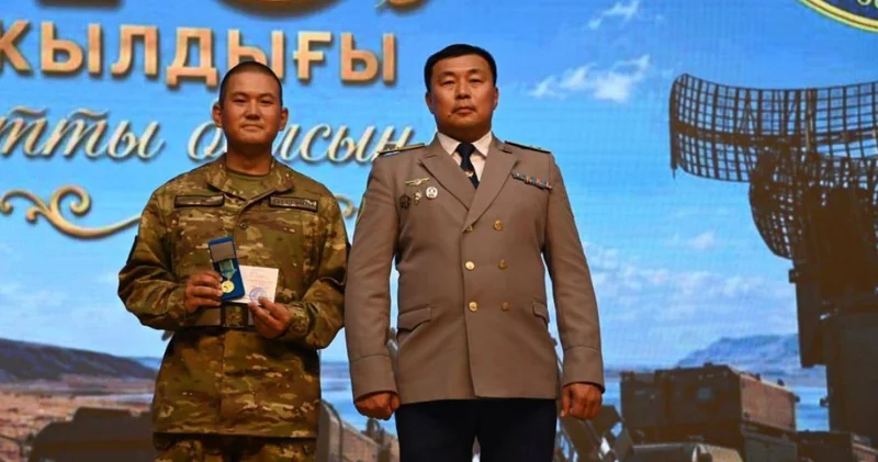 Бес аспапта ойнайтын әскери қызметші Бүркіт музыкалық тобын құрды