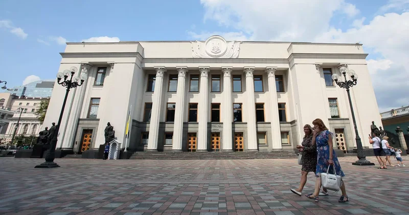Украинада әскери қызметкерлерге жалақы төлеуге қаражат жетіспейді Жоғарғы Рада