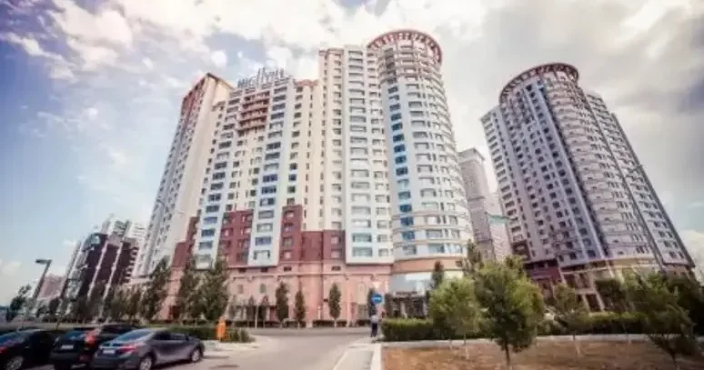 Астанада көпқабатты тұрғын үйдің терезесінен шаптырған ер адам видеоға түсіп қалып, жазаға тартылды
