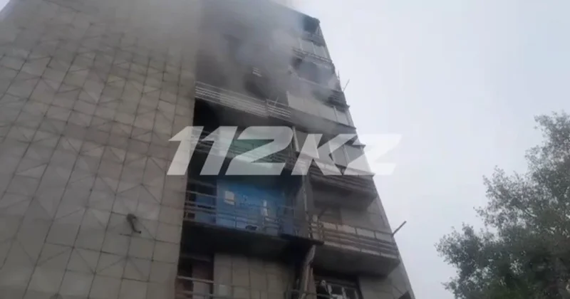 Мужчину госпитализировали после пожара в многоэтажке Усть Каменогорска