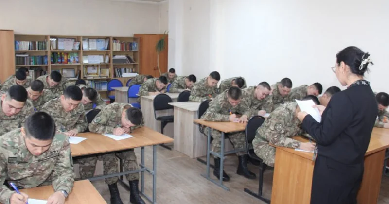 Ұлттық ұлан сарбаздары диктант жазды