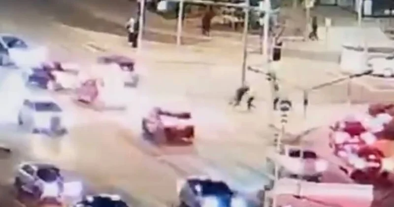 В Астане мужчина бросался под колеса машин и нападал на прохожих (видео)