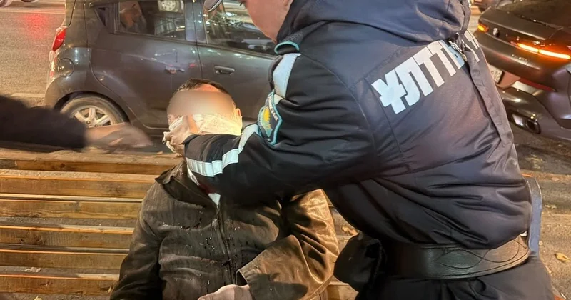 Шла кровь из носа: мужчину без сознания нашли лежащим на земле в Алматы (фото)