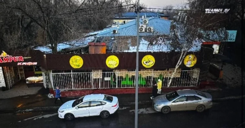 Незаконную пристройку к кафе сносят в Алматы