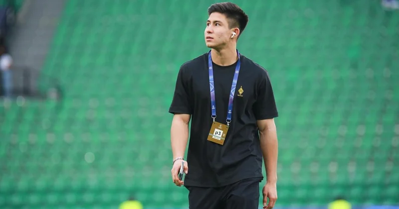 Уразбахтин признал, что попросил Сатпаева специально получить желтую карточку