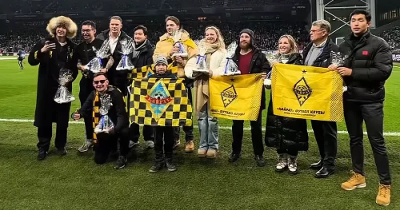 Копенгаген құрамасының өкілдері қазақстандық жанкүйерлерге кәдесый таратты