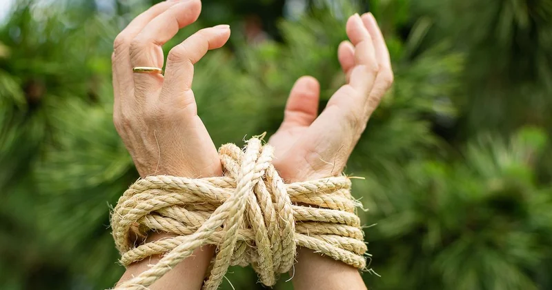 Привязал к седлу и волок по степи : начался суд по громкому делу об убийстве Айзат