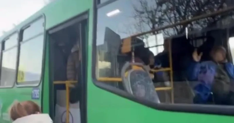 Алматыда жолаушы автобус жүргізушісіне шабуыл жасаған: видео