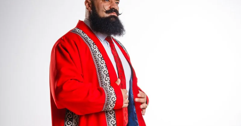 Гвозди гнёт, но не вбивает