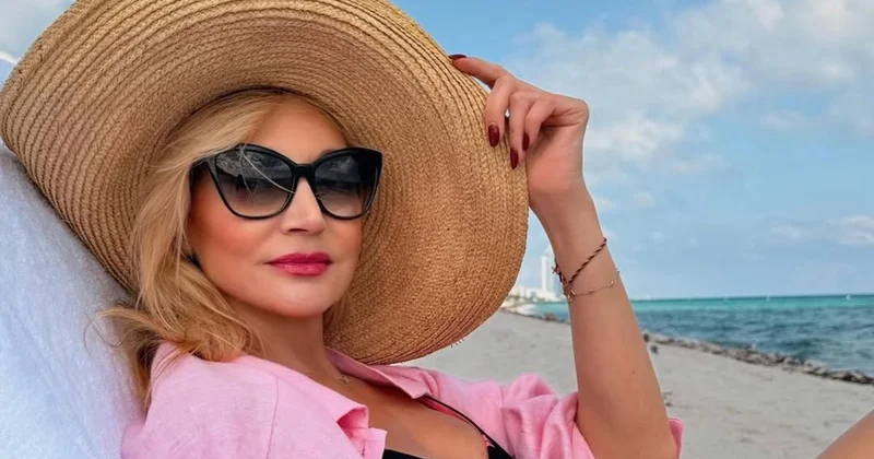 Элегантно и роскошно : Кристина Орбакайте попозировала в купальнике на пляже Майами