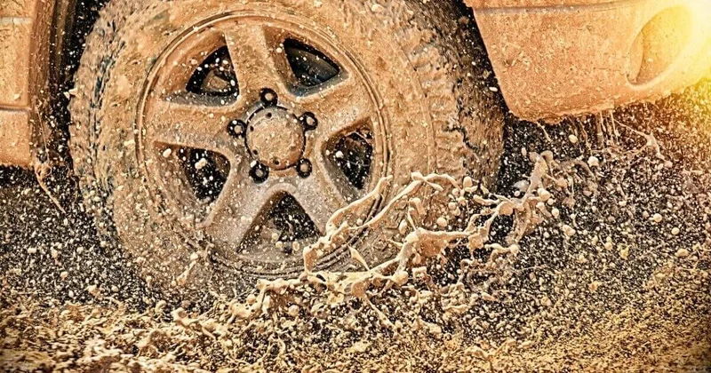 Автомобиль с людьми застрял в грязи в Костанайской области (ВИДЕО)