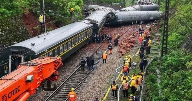 Поезд сбил группу рабочих в Китае: погибли 11 человек