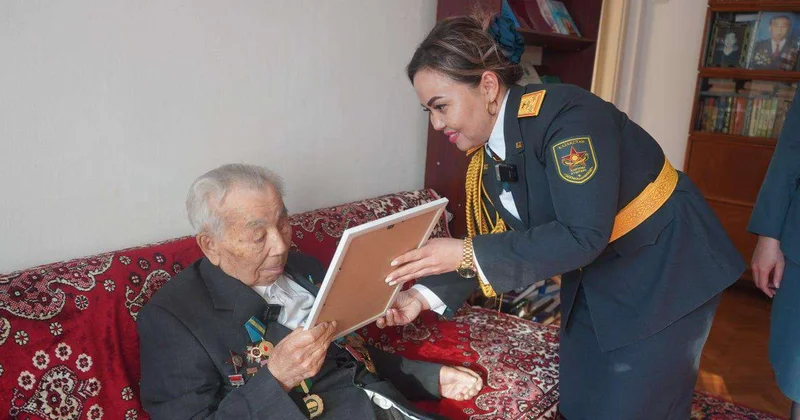 В Алматы военнослужащие поздравили фронтовика с днем рождения