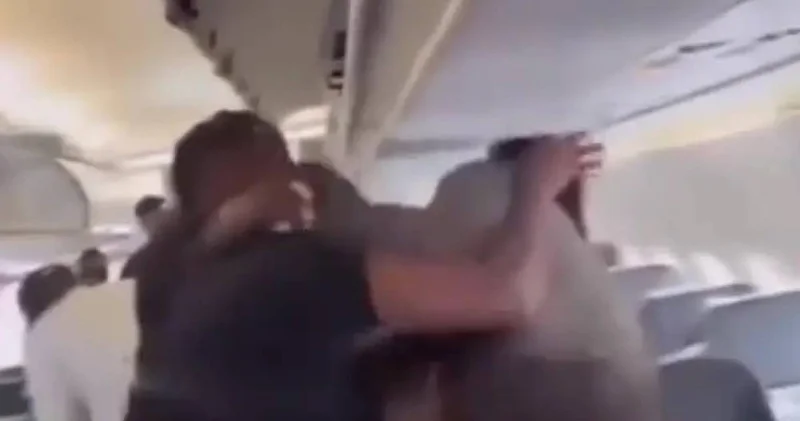 Қалың елге танымал әзілкеш пен блогер ұшақ ішінде төбелесіп қалды (ВИДЕО)